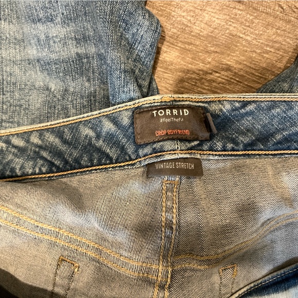 Torrid plus 26 light wash crop boyfriend jeans distressed - Picture 5 of 5